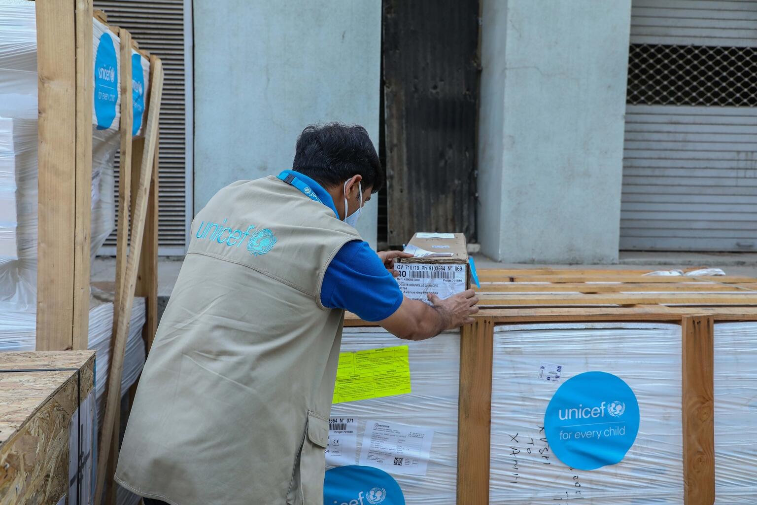 Crise de COVID-19 na Índia: UNICEF mobiliza apoio para combater pandemia