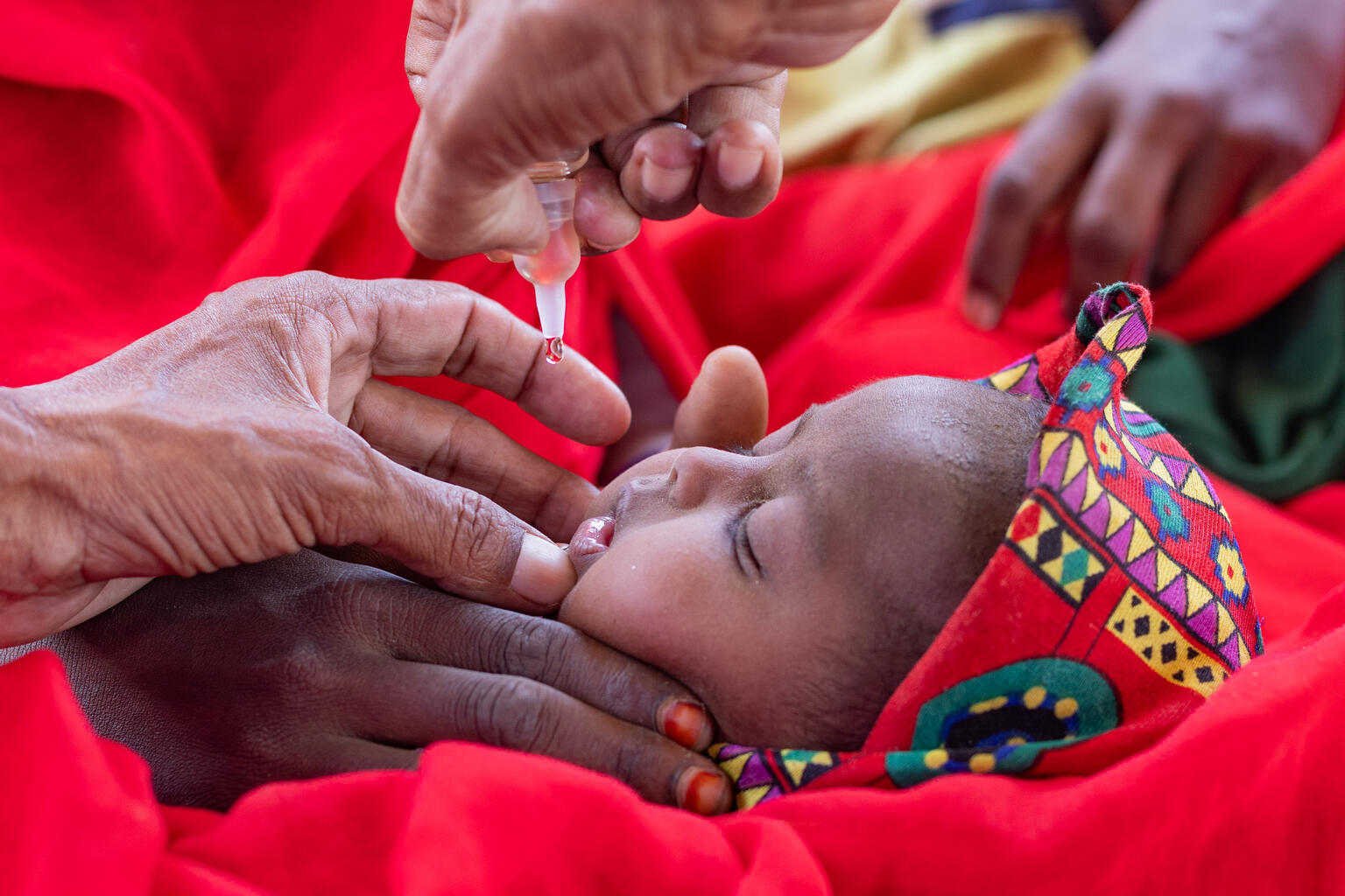 Vacinação infantil global mantém-se estável, mas mais de 14 milhões de bebés continuam sem acesso à imunização 